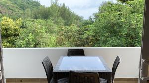普拉兰CAM Getaway Villa的树木景阳台的桌椅