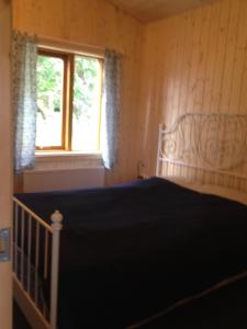 博尔加内斯Cabin 2 at Lundar Farm的一间卧室设有一张床和一个窗口
