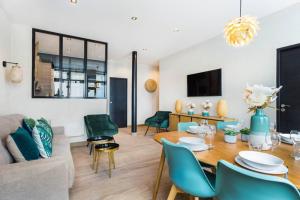 巴黎HSH Alexandre Dumas Lovely Apartment 2BR-6P的客厅配有桌子和绿色椅子