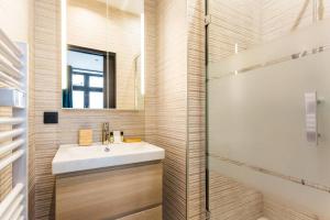 HSH Alexandre Dumas Lovely Apartment 2BR-6P的一间浴室