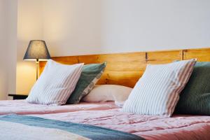 索列尔Alojamiento Migjorn - Apartaments tres Vents的床上有2个枕头
