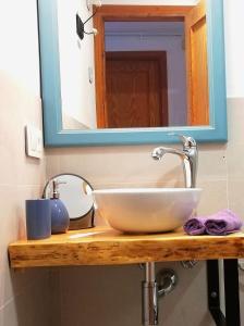 索列尔Alojamiento Ponent - Apartaments tres Vents的浴室的柜台设有水槽和镜子