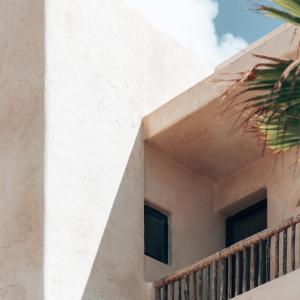 米乔尔海滩Casa Formentera的白色的建筑,设有2扇窗户和阳台