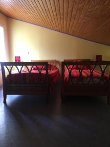 韦尔东的圣克鲁瓦Perle rare的配有木天花板的客房内的两张床