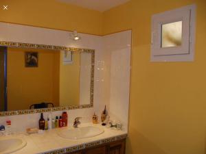 韦尔东的圣克鲁瓦Perle rare的一间带两个盥洗盆和大镜子的浴室