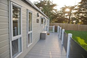 基督城6 berth luxury lodge in Christchurch Dorset的房屋内木门廊和长凳