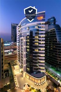 迪拜迪拜杜斯特D2肯兹酒店 的一座高大的建筑,上面有标志