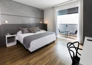 巴拉奈里奥-坎布里乌特洛皮卡利亚黄金酒店的卧室配有一张床和一张桌子及椅子