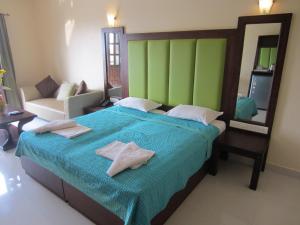 巴加滨江度假城 的一间卧室配有一张大床和两条毛巾