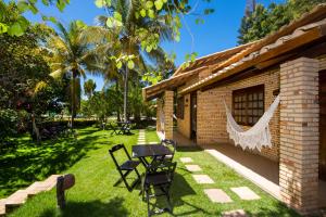 MartinsHotel Chale Lagoa Dos Ingas的房屋的庭院,配有桌椅