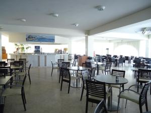 卡沃斯Corfu Sea Gardens Hotel的餐厅内带桌椅的用餐室