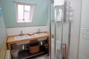 斯卡伯勒罗素酒店的一间带两个水槽和玻璃淋浴间的浴室