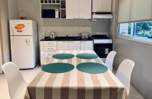 耶尔瓦布埃纳Departamento pie del cerro的厨房配有桌椅和冰箱。