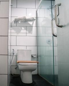 万隆Kalya Hotel Bandung Dago的一间带卫生间和玻璃淋浴间的浴室