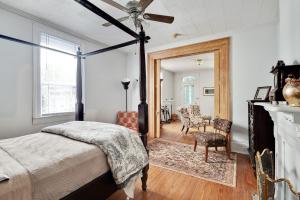 Bywater Home, Parking and Pet Friendly Retreat客房内的一张或多张床位