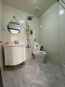 台南公园绿驿的带淋浴、卫生间和盥洗盆的浴室