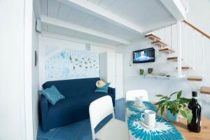 阿特拉尼Alfieri Rooms - Amalfi coast的客厅设有蓝色的沙发和楼梯。