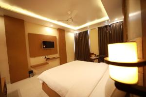 Hotel Neerja Inn客房内的一张或多张床位