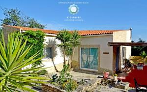 AljubarrotaQuinta das Cantigas by Book YourHoliday PT的享有房屋景致的别墅