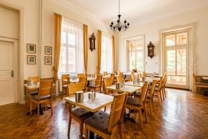 塔查斯卡-鲁穆尼卡杰森斯基住宿加早餐旅馆的用餐室配有木桌和椅子