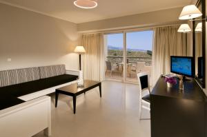 科斯镇齐普利提斯全景套房酒店 的带沙发、桌子和电视的客厅