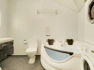 海默特8 person holiday home in Hemmet的一间带卫生间和洗衣机的浴室