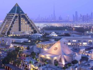 迪拜迪拜莱福士酒店的一座大建筑,在城市前方有一个金字塔