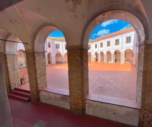 塔尔奎尼亚B&B Chiostro San Marco的透过建筑拱门可欣赏到庭院景色