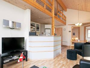 莱斯Holiday home Læsø XXIV的一间带电视和台面的客厅