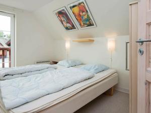 Three-Bedroom Holiday home in Rømø 5客房内的一张或多张床位