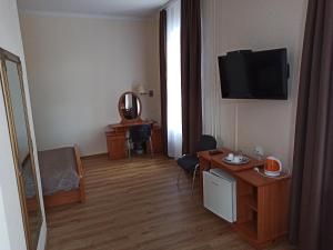 纳尔瓦盛翠酒店的酒店客房设有电视和客厅。