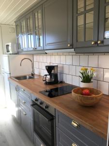SkurupSlimmingegården的厨房在柜台上放一碗水果