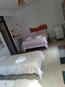 伊塔乌纳斯Pousada garça real的一间卧室配有两张床和镜子