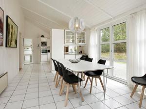 格隆霍10 person holiday home in L kken的厨房以及带桌椅的用餐室。