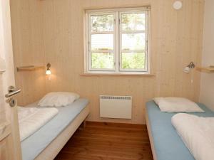 维斯特索马肯10 person holiday home in Aakirkeby的带窗户的客房内的两张床