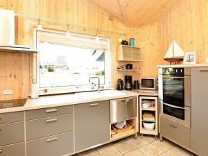 凡岛8 person holiday home in Fan的厨房设有水槽和窗户。