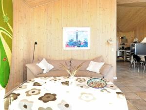 凡岛8 person holiday home in Fan的一间卧室设有一张床和一间客厅。