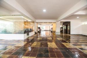 海得拉巴Skyla Serviced Apartments的一座建筑的空虚大堂,铺着瓷砖地板