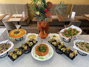 达喀尔勒迪安姆波尔住宅酒店的一张桌子上有很多种不同的食物