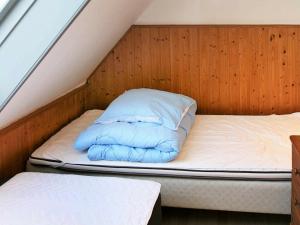 斯瓦讷克Two-Bedroom Holiday home in Svaneke 4的一张床上的枕头,放在一个房间里