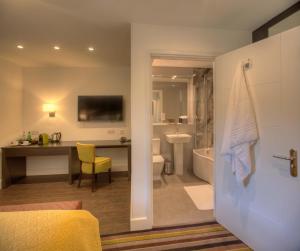多尔金Denbies Vineyard Hotel的一间带书桌的浴室和一间带水槽的浴室