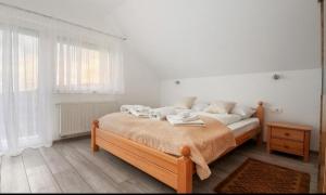 塞里特雷尼科Apartment Josipa的一间卧室配有带毛巾的床