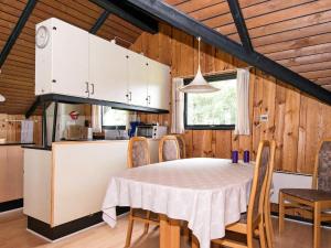 安斯艾厄5 person holiday home in Ansager的厨房以及带桌椅的用餐室。