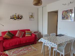 卡布勒通Appartement Pour 4 Personnes Avec Vue Sur Le Port De Plaisance- Residence Le Genois的客厅配有红色的沙发和桌子