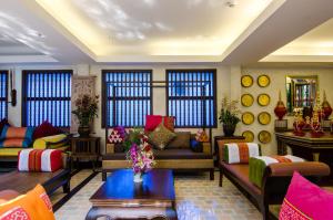 清迈维昂塔佩度假酒店- SHA Extra Plus的客厅配有色彩缤纷的家具和窗户。
