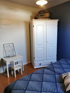 WaysCépage de la Tourelle的一间卧室配有一张床、一张桌子和一个橱柜