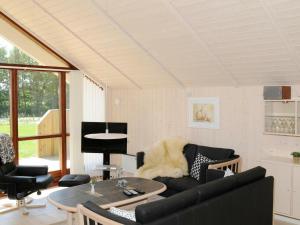 Sønder Nissum7 person holiday home in Ulfborg的客厅配有沙发和桌子