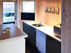 乌尔夫堡6 person holiday home in Ulfborg的厨房配有水槽和台面