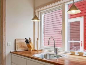 古兹耶姆4 person holiday home in Gudhjem的厨房设有水槽和窗户。