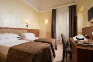 罗马肯尼迪酒店的酒店客房配有两张床和一张书桌
